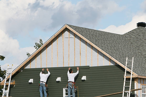 Professional Vinyl Siding technician working in Enumclaw, WA